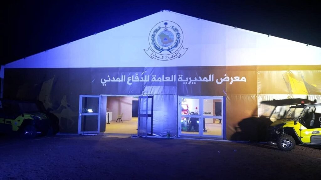 جناح معرض مضاء ليلًا ضمن تغطية إعلامية