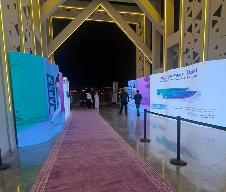 مدخل معرض مجهّز بشاشات عرض