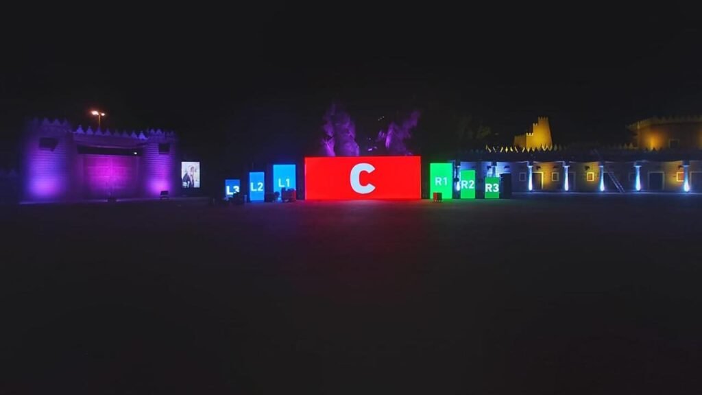 مسرح خارجي بشاشات LED ملوّنة ليلًا